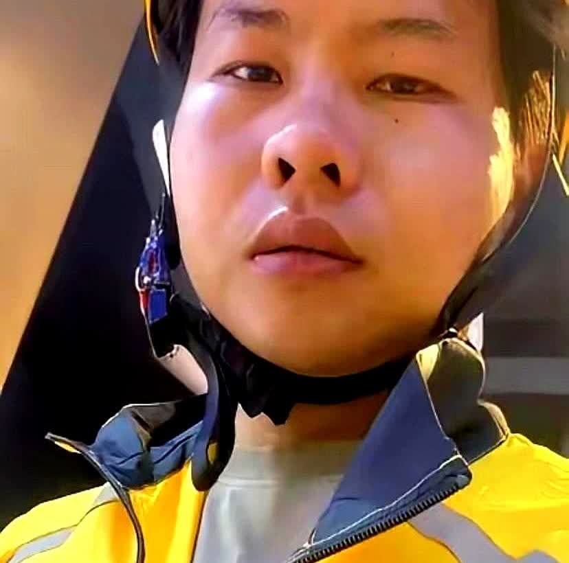女子点的外卖超时了！

外卖小哥赶到的时候，已经超出时间很多，他拿出一个红包