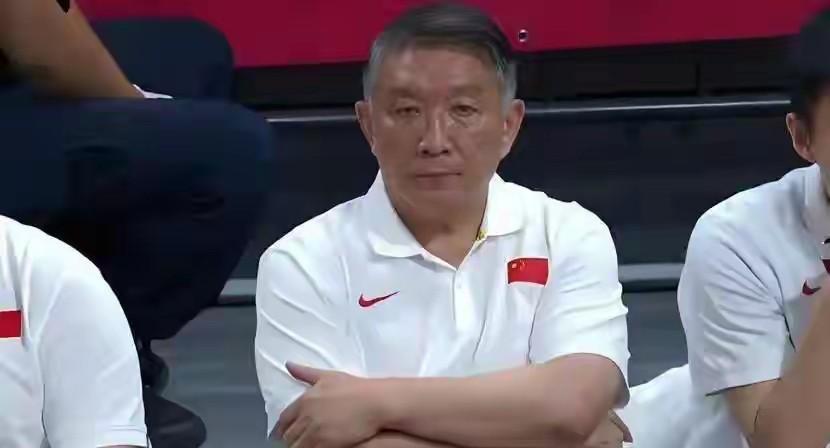 再固执的宫鲁鸣，也不会拿执教生涯名誉来赌注女篮了，原因是:王治郅讲，宫鲁鸣一向以