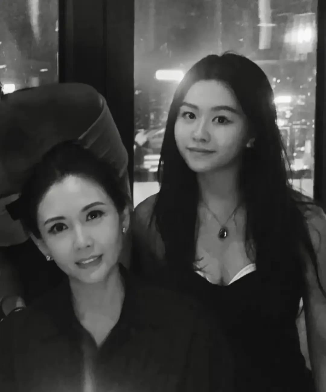 邱淑贞二女儿沈日开通个人账号，晒和妈妈合影，颜值不输姐姐沈月