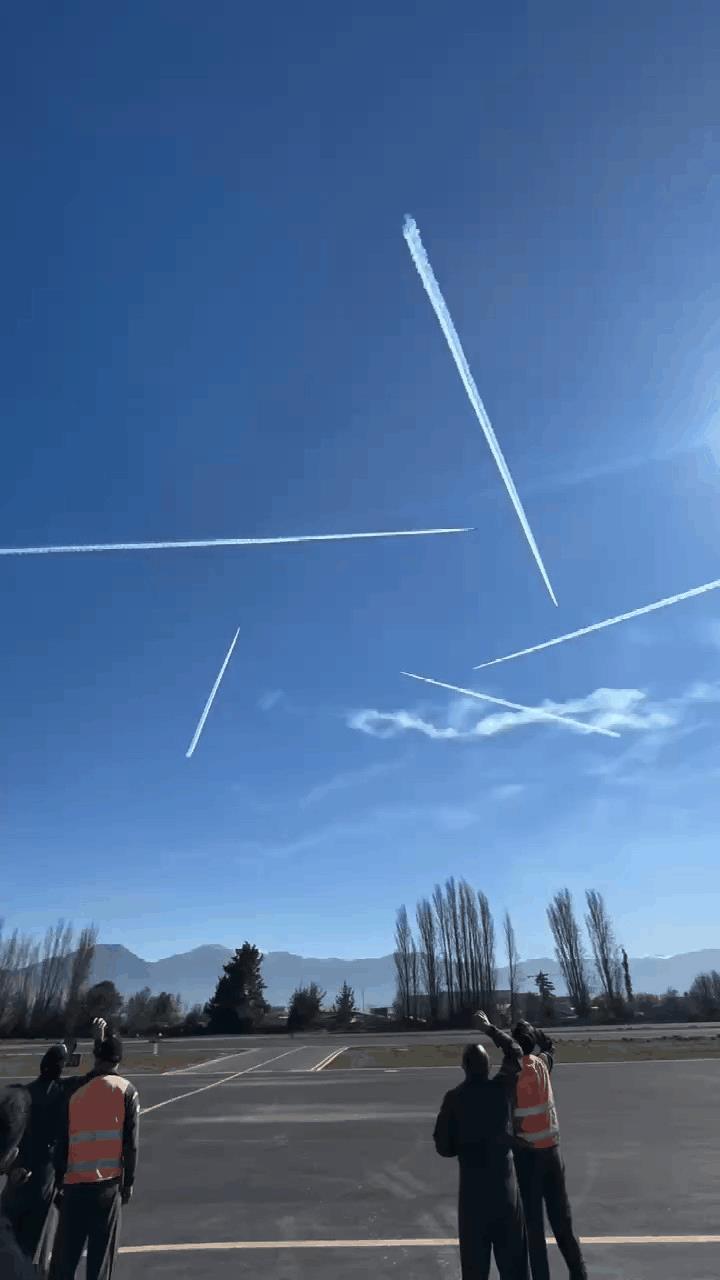 为了迎接普京，F-22战斗机在阿拉斯加上空画了一颗星星？假新闻！！！
图一，有报