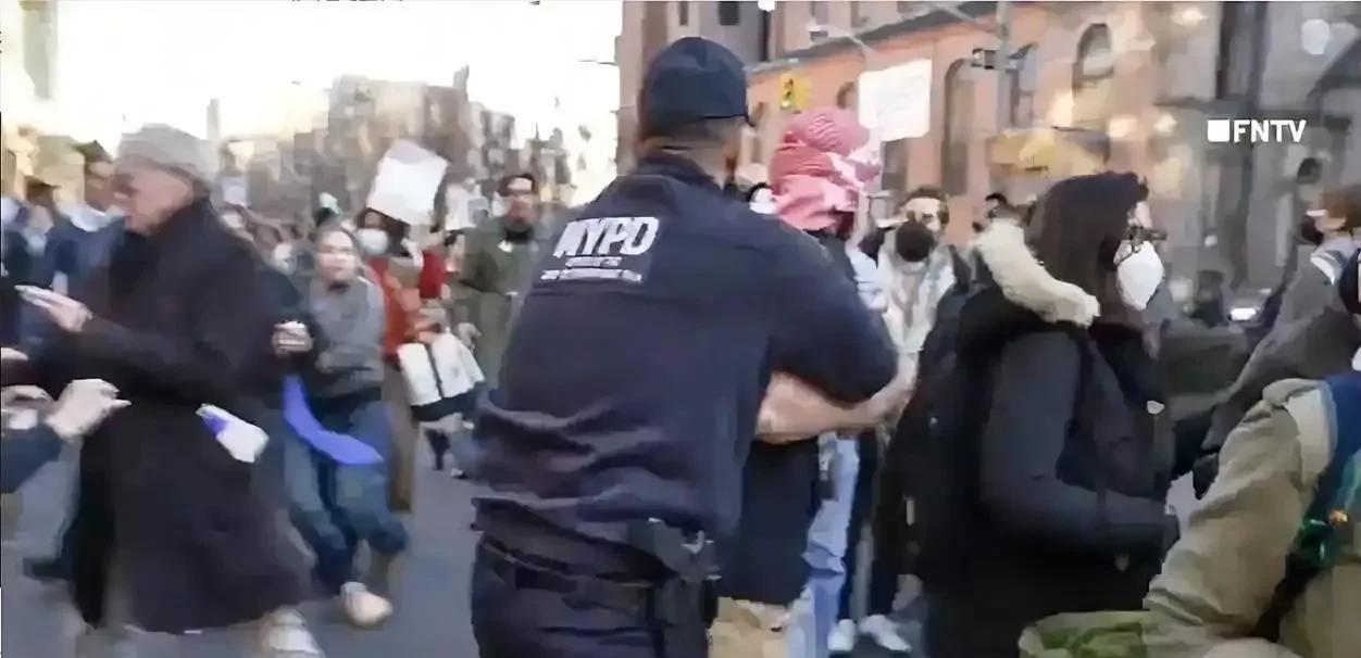 纽约街头突然冒出一群戴着头巾、蒙着脸的人，手里还挥舞着小绿旗在游行。听说他们是哈