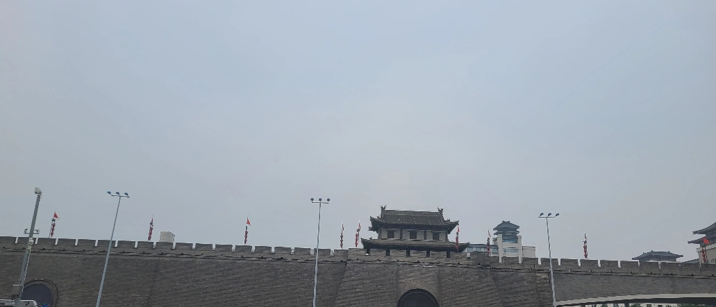 孩子大了，就是渐行渐远吧。
今日也是，我与孩子在火车站分手，她往北走，晚上8点的
