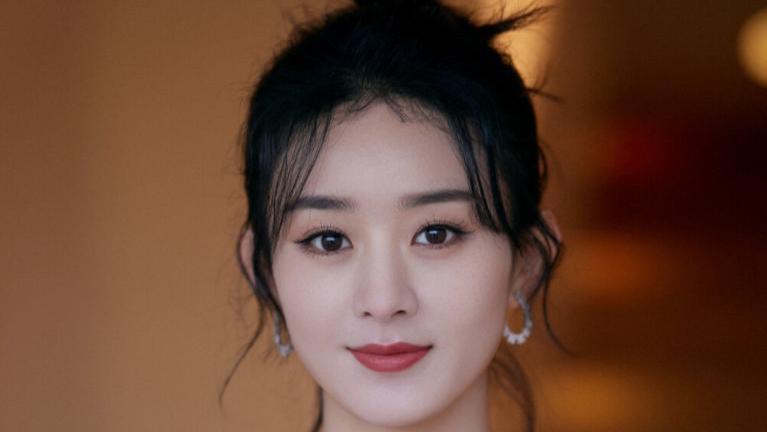 赵丽颖初中旧照曝光，面部青涩未有太大变化，部分网友质疑整容