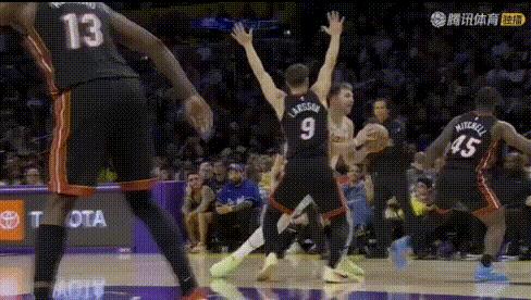 继续高效！拉拉维亚25+8+3+4抢断（13中10）：关键补篮引东契奇问询。
图