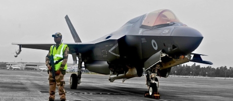 英国海军这架F-35B还没修好，现在仍停放在印度里凡得琅国际机场，由印度士兵持枪