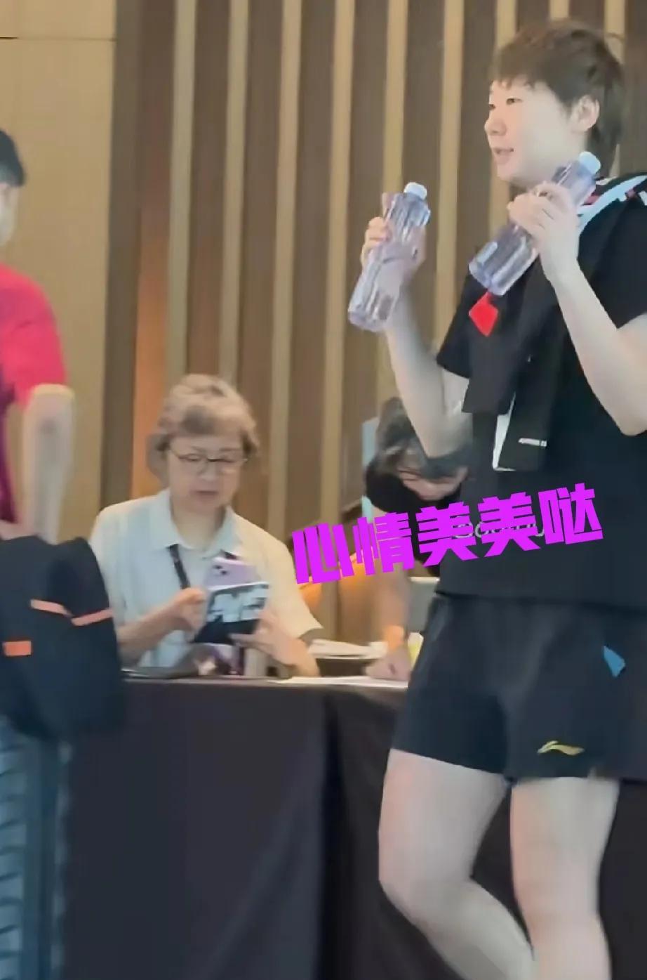 王曼昱和陈幸同两姐妹关系真好，最新鲜的两个好姐妹签到后一起来到训练场，今天鳗鱼心