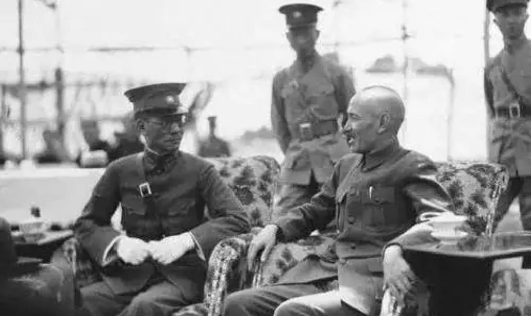 1954年秋天，龙绳武带着妻子儿女从香港绕道菲律宾，最后落脚台湾，他放弃的是云南