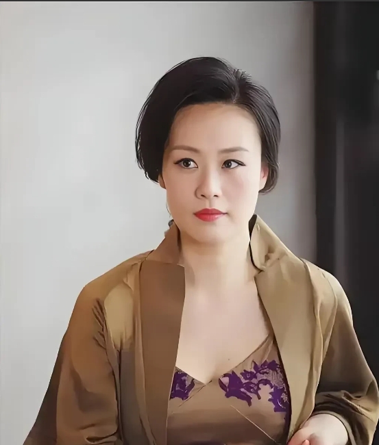 邬君梅这人生，真挺有故事。30岁和外籍导演老公结婚，新婚时老公盼着要孩子，可她那