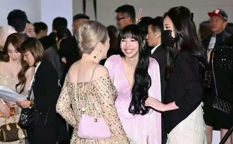 王力宏前妻李靓蕾这大嘴巴，姚晨在她面前都得甘拜下风，笑起来都差不多咧到耳根了。