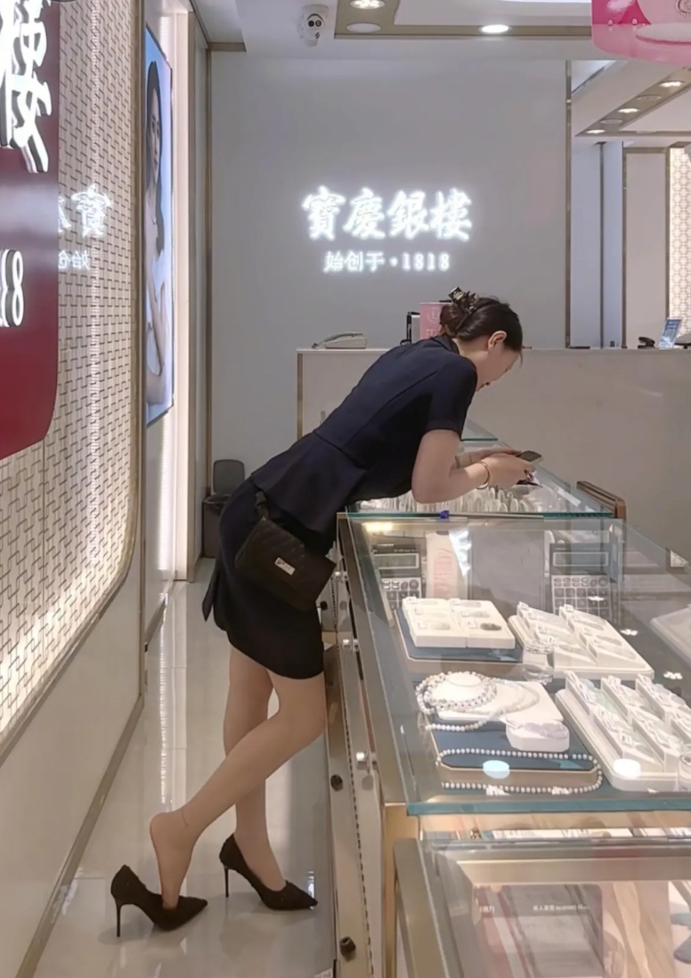 隔着屏幕爱到骨子深处的女人