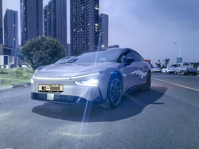 小鹏P7+大灯展示
小鹏P7+大灯比较简单，日行灯下方左右两个三角形状的灯，灯罩