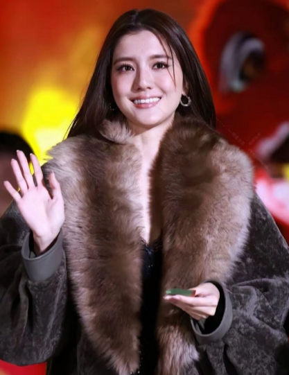 为什么要在脚心贴一个白色的胶？是怕鞋子会掉吗？ ​​​