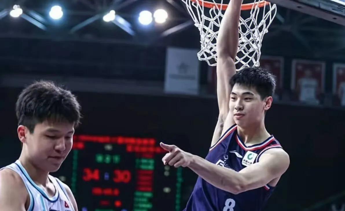 杨瀚森冲NBA第一关：先过英语交流这道坎！
被开拓者16顺位选中只是开始，杨瀚森