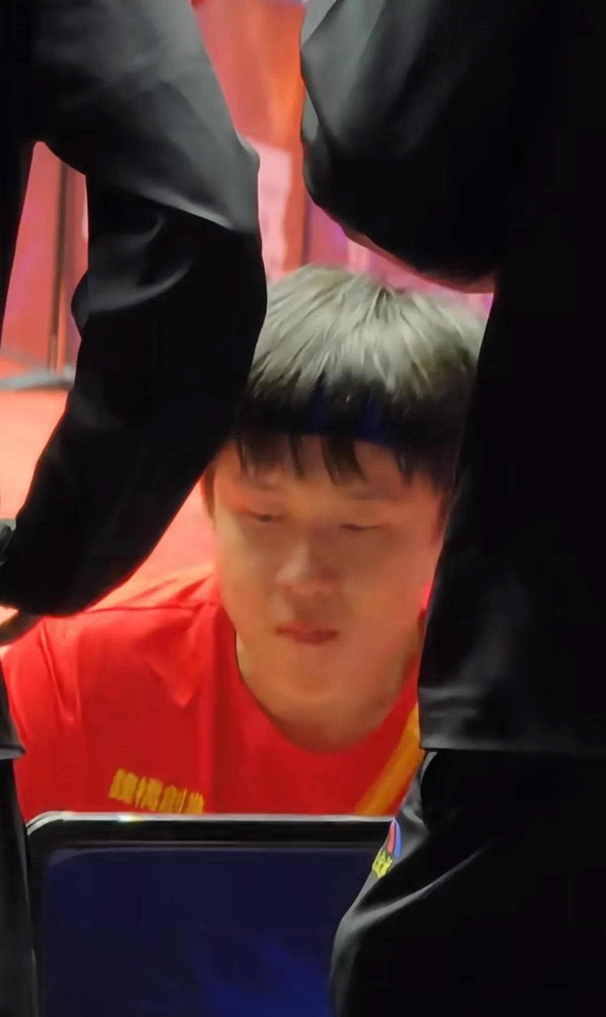 就问这个拍摄角度你看到了心不心疼？
低血糖是真的会晕头转向，但他还坚持比赛，而且