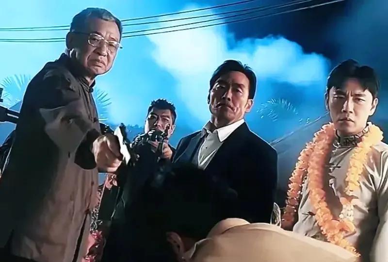 《扫毒风暴》:周少雄被岳父云司令处决，罪有应得…
卢少骅大婚当天，k哥带领人马包