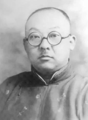 1912年这天，一个王爷上街买早饭，路过小摊买下两个烧饼，刚咬下一口，突然疑惑地