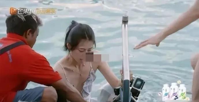 花少5中，赵昭仪穿的泳衣其实挺露的，竟然也不会走光