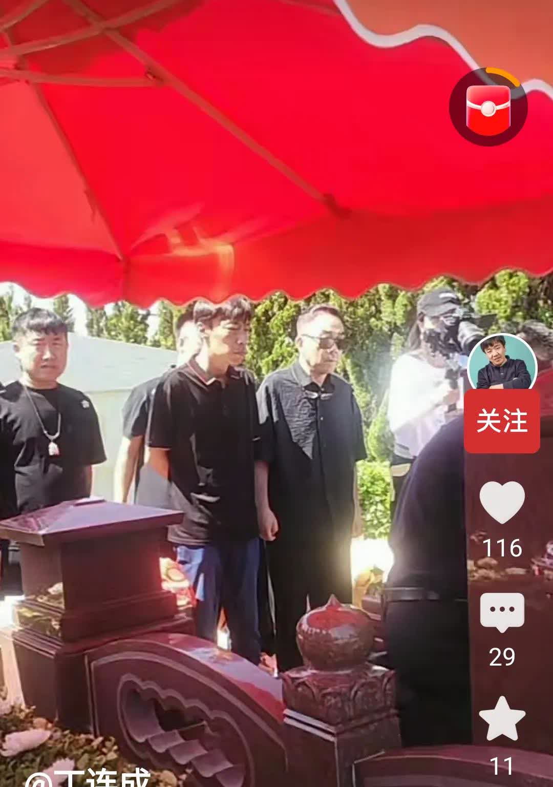 杨少华老爷子今日入土为安，与相伴50余载的老伴儿朱志英合葬于永安公墓。四个儿子都