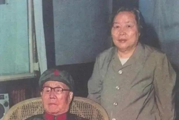 1945 年深夜，一男子爬进了延安保育院的窑洞。突然，他拿出锋利的匕首，残忍地对