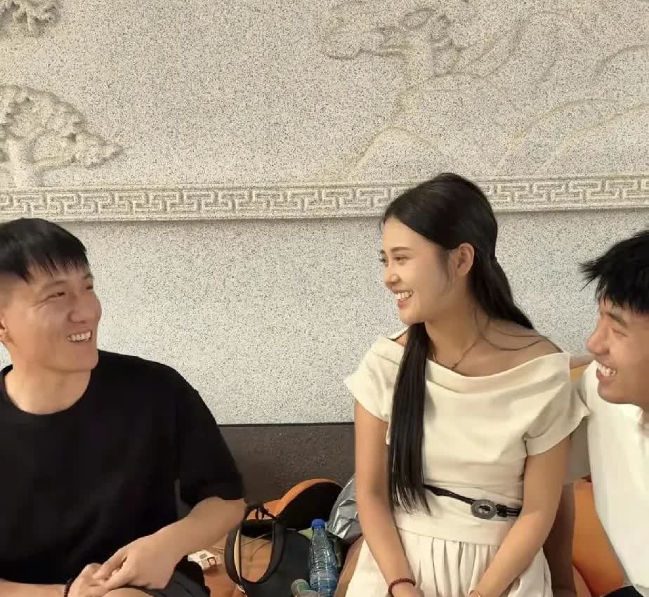 周兵两个儿子和一个女儿，儿女双全的美满家庭，让他成为了众人眼中当之无愧的人生赢家