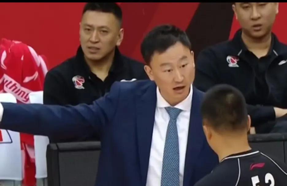 刘维伟受俱乐部支持继续指挥今晚的关键之战，杨瀚森能否恢复状态帮助青岛国信男篮顺利
