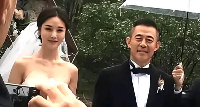 有人说演员侯勇房子越换越大，妻子却越换越小。如今侯勇依旧在拍戏，但混乱的婚姻生活
