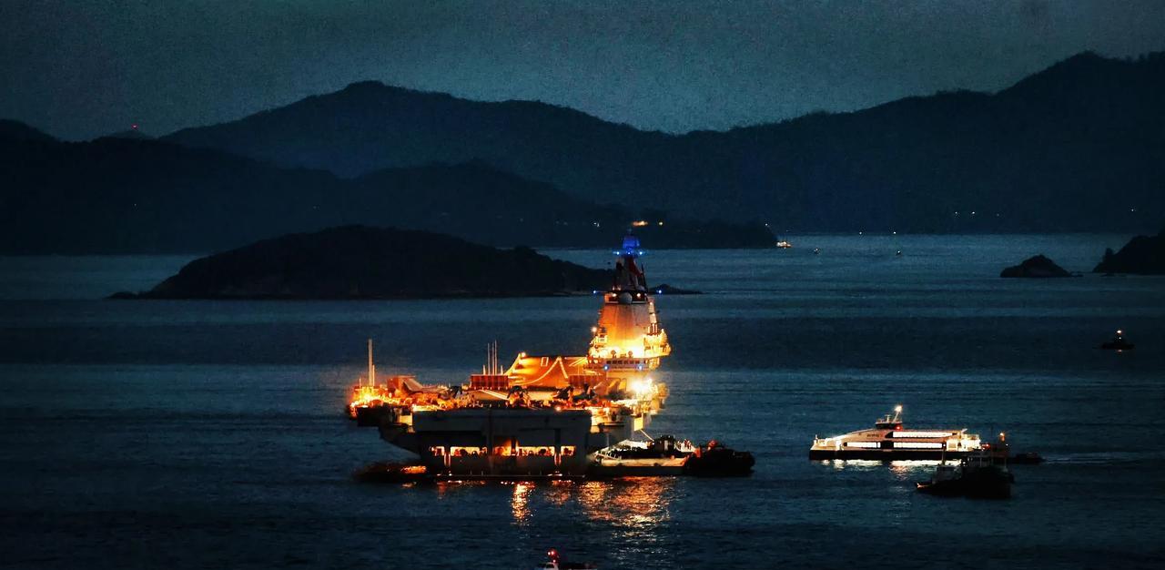 夜幕下停泊在香港的山东舰，灯火辉煌。