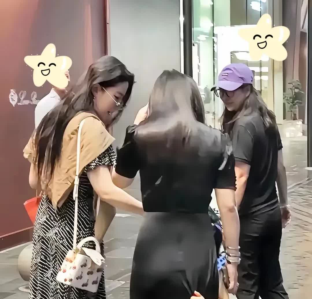 大家发现没，
刘亦菲很难再结婚！
因为在她身上我发现了一个秘密，那就是她如今