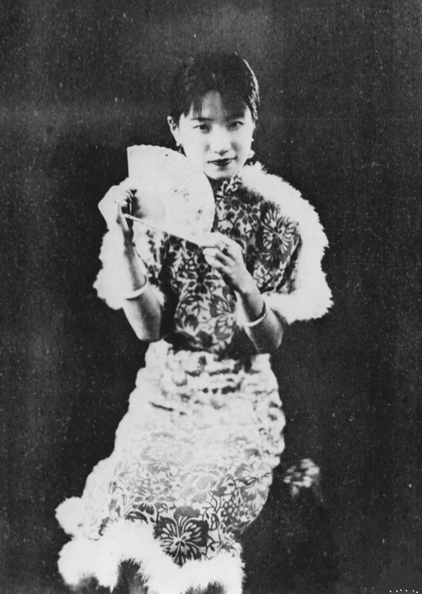 1931年，徐志摩想买条新裤子，却发现家里一分钱都没有。他拎着破洞的裤子，低声哀