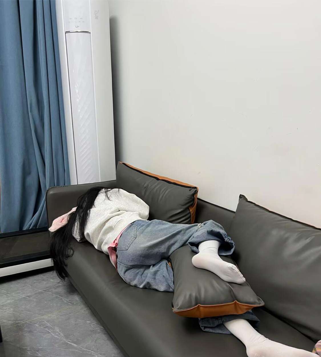 哪有高中生一回家就躺沙发上的