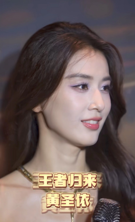 黄圣依她花期真的很长，而且没有医美痕迹，这才是正常的牙，很好看，牙龈很健康，羡慕