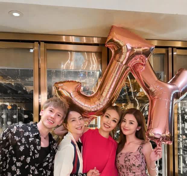 😘容祖儿生日，霍汶希发文祝福，称自己“老母”哈哈，好搞笑，可见关系非常好。
