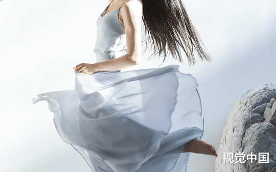 影后相恋五年男友竟是孪生姐姐的未婚夫，他们在我站上高台之日拖我下深渊，我轻笑着让他们死