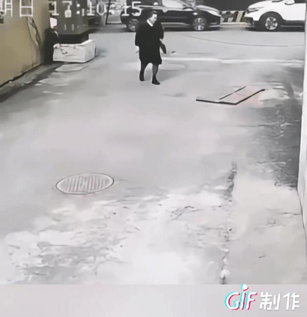 “我掉下去了，拉我一把”好好的路不走，非要去扒拉盖在路上的木板，看到有个坑以后也