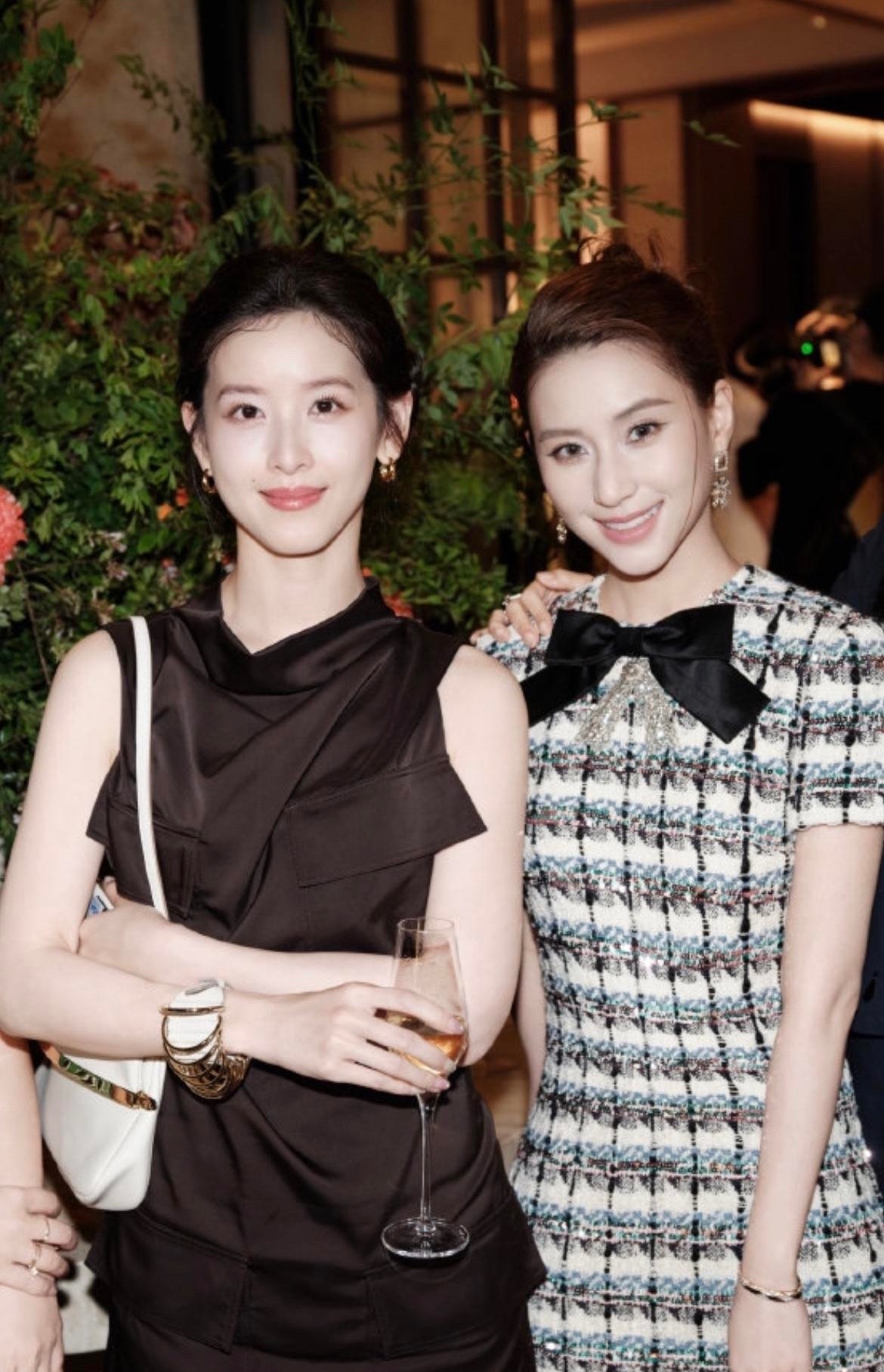 京东老板娘与何超莲晚宴同框
章泽天完胜啊！
富二代和富一代即视感
虽然何超莲也很