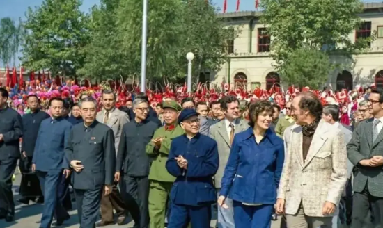 1973年10月14日，周恩来总理带病陪同加拿大总理特鲁多夫妇来到九朝古都洛阳参