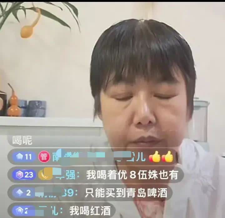 这二老婆怎么还在直播间就睡着了？有网友说，她太累了，天不亮睁开眼就直播卖货，卖完