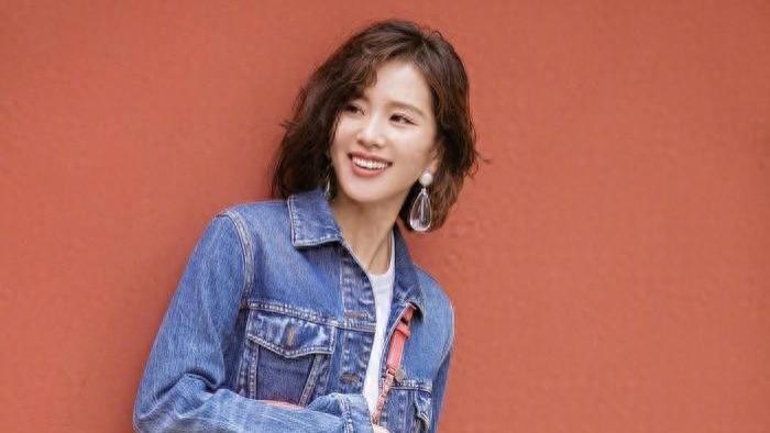 刘诗诗造型多变显甜酷气质 短发配牛仔裙焕发新生机