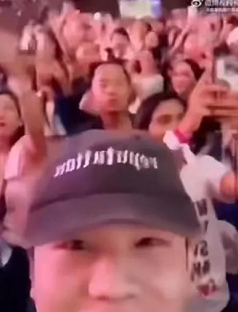 笑死了，原来樊振东遇到自己的偶像，也会如此疯狂！
小胖唱得破音了，歇斯底里的感觉