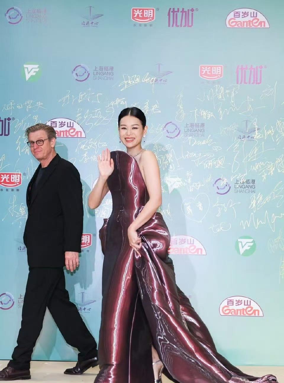 6月27日胡杏儿白玉兰红毯