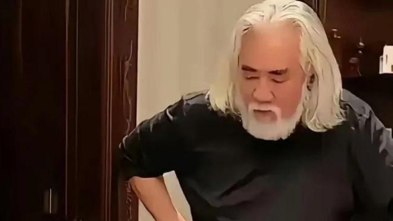 网友高铁站偶遇张纪中，疑似和老婆在争吵，老少恋的“残酷现实”
