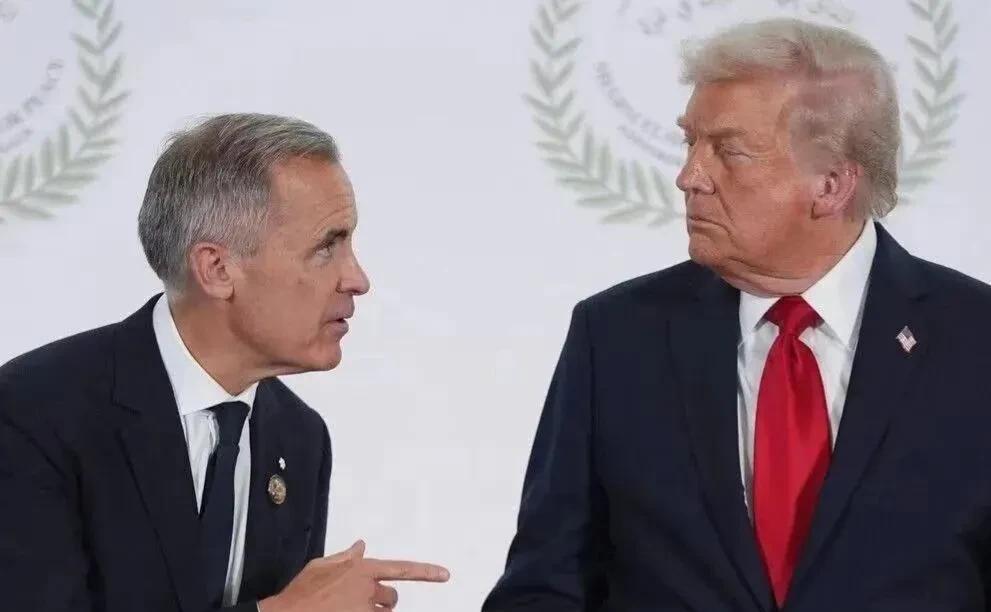 加拿大都快要被逼疯了，
美国又对加拿大加税10%。昔日美国小跟班的加拿大，今天成