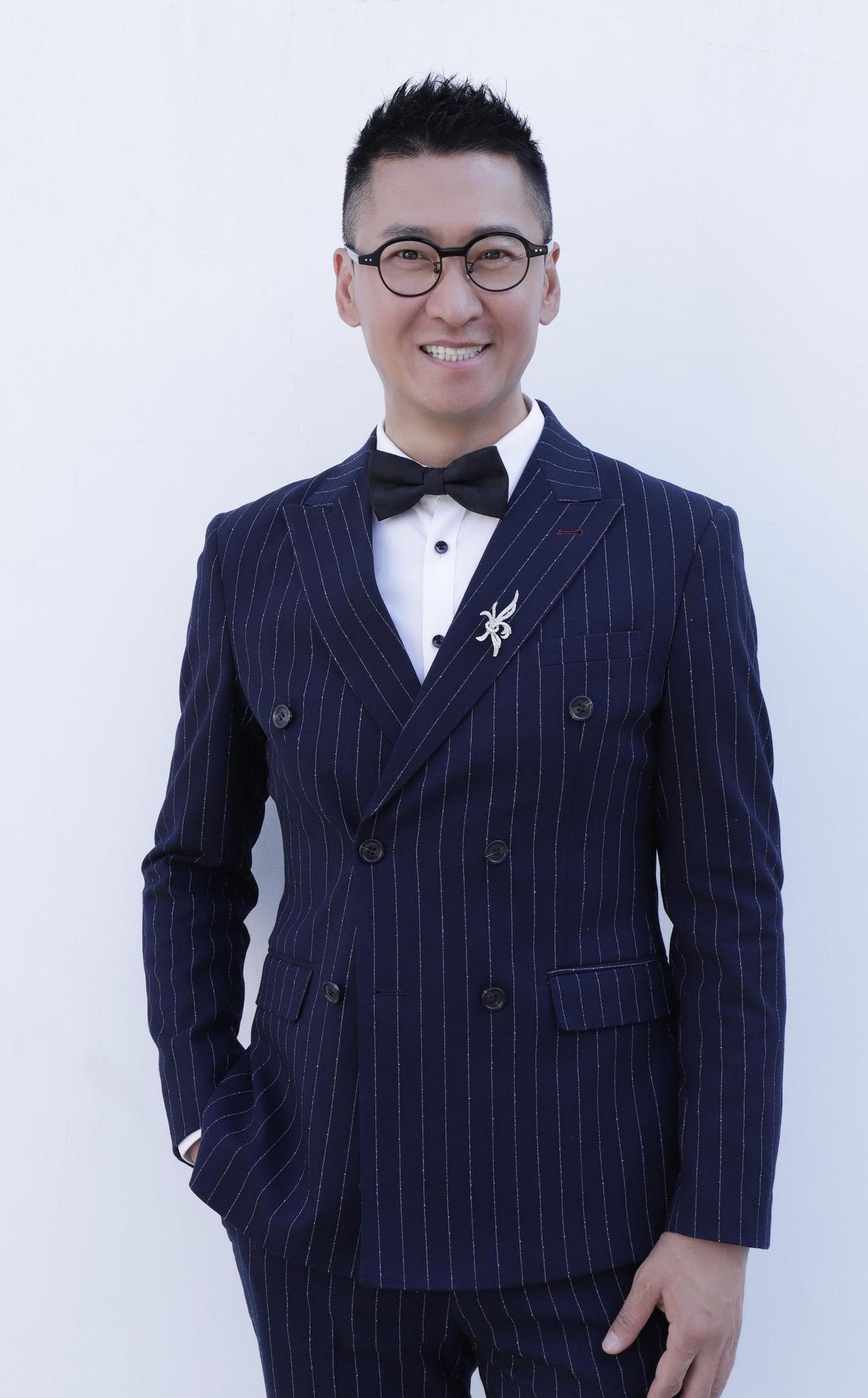 主持人问周杰:“结婚是先谈感情，还是先谈怎么分钱？”周杰说:“如果你心里想的是为