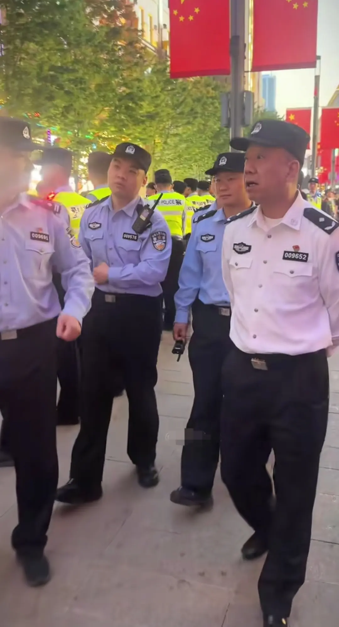 穿白衣服的，是什么级别？
