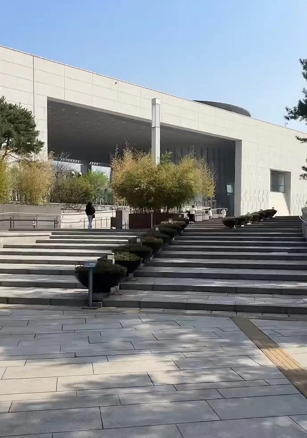 韩国大力推行去汉字化， 产生一个非常尴尬的后果。
在韩国的国家博物馆里，大量的文