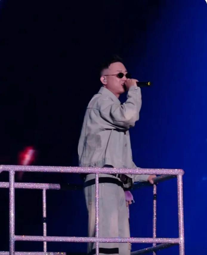 GAI在汽水音乐节舞台炸裂开嗓，全新改编的《爱如潮水》瞬间点燃全场。前奏以低沉电