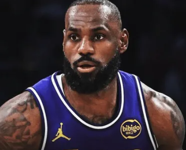 詹姆斯（41岁11天）成为史上最年长的单场拿下25+分和10+助攻的球员。他打破