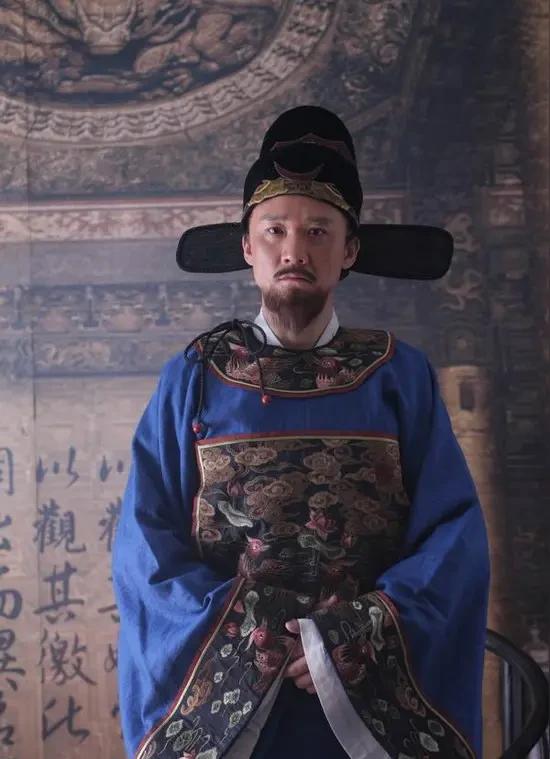 海瑞，举人出身，35岁中举，46岁当教育谕。  



这看似平淡的履历，却蕴藏