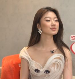 单依纯，收手吧，你是歌手，不是喜剧演员！

《歌手》第二期，单依纯又上热搜了，这