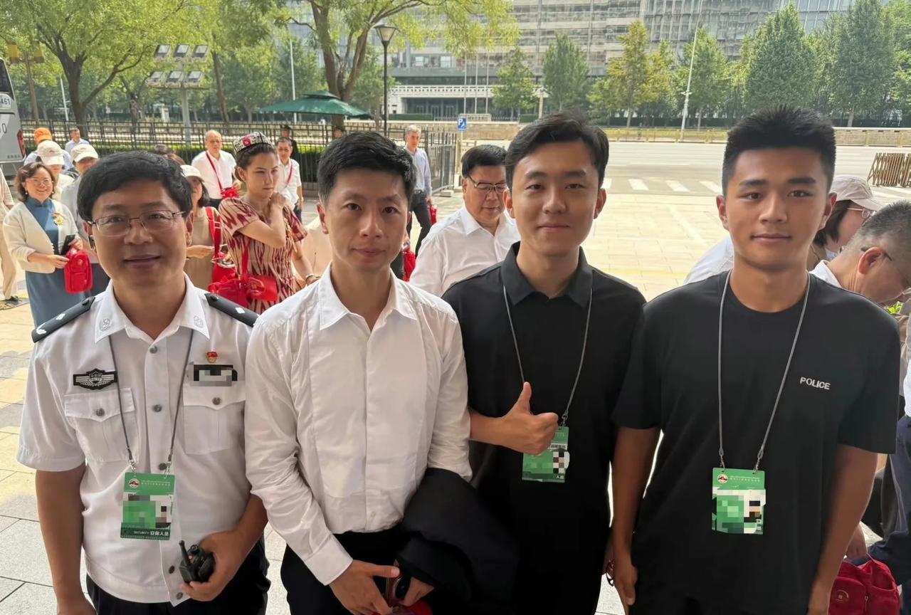 马龙昨天受邀参加了阅兵观礼，感觉龙队瘦了。